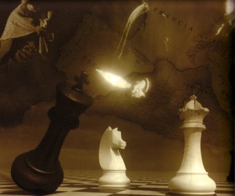 Primer plano del tablero con un rey negro cayéndose, una dama blanca y un caballo blanco. El fondo es una parte del mapa de Europa del que surge una mano empuñando una espada luminosa