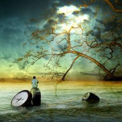Escena con un reloj sumergido en el agua, se ve a una persona sobre una roca que también está en el agua. El cielo está oculto entre unas nubes grises entre las que se filtra un rayo de luz