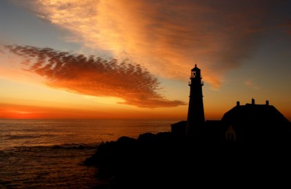 Ocaso, faro ante el mar