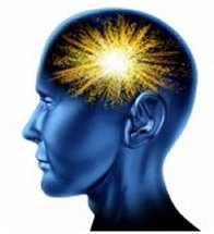 Dibujo de un ser humano con luminosidad saliendo de su cerebro