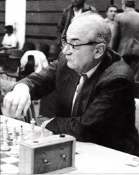 Foto del Korchnoi actual, a punto de mover una pieza