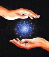 Partículas de energía entre dos manos