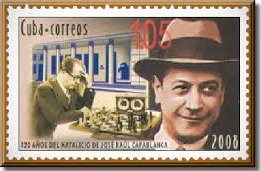 Sello de Cuba sobre Capablanca. Se ven dos  imgenes suyas: un primer plano sonriendo y otra sentado ante el tablero