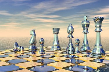 Tablero de ajedrez azul y dorado sobre el agua