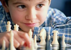 Fotografía de un niño jugando al ajedrez