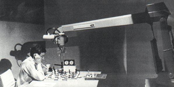 David Levy ante el brazo artificial de Chess 4.8, 4 veces ms grande que el humano