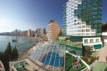 Vista del hotel Benikaktus. Edificio rocambolesco, todo cristaleras de color blanco y verde