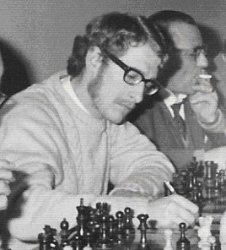 Nepomuceno jugando ante Larsen en unas simultneas