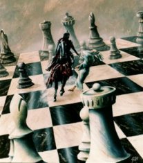 Dibujo de un tablero de ajedrez con sus piezas. En su interior aparecen dos figuras humnas, del tamao de las piezas, y son un caballero y una dama