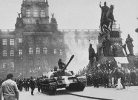 Tanque sovitico en Praga rodeado de gente