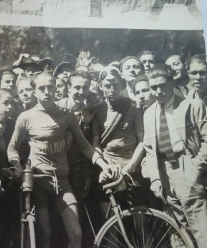 Foto de varios ciclistas, rodeados de aficionados, en la llegada a meta