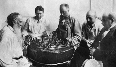 Tolstoi jugando ajedrez rodeado de su familia