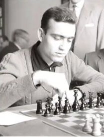 Joaquim Travesset ante el tablero. La época corresponde a sus comienzos en el ajedrez.