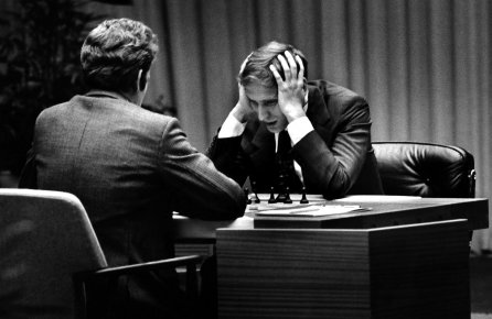 Plena partida. Spassky aparece de espaldas. Se ve con claridad a Fischer con la cabeza entre las manos, muy concentrado