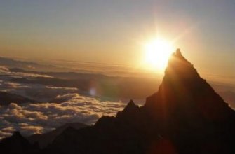 Cima de una montaa entre nubes