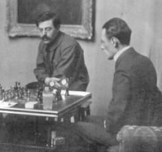 Janowski jugando, observado por Leo Nardus