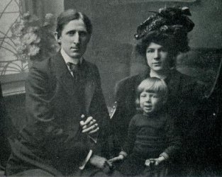 Marshal junto a su esposa y su hijo