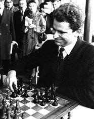 Spassky sonriente ante el tablero