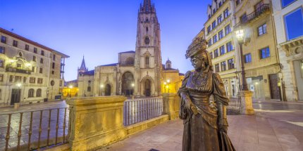 Vista de la catedral de Oviedo. En primer plano la estatua de La Regenta