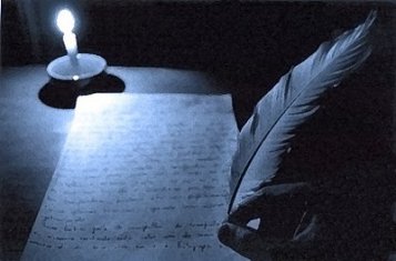 Escribiendo con una pluma a la luz de una vela