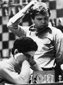 Kupreichik, de pie, observando una partida de un joven llamado Gary Kasparov