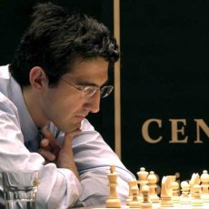 Vladimir Kramnik meditando ante el tablero