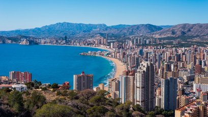 Vista de Benidorm, la playa se extiende a lo largo de toda la localidad, al igual que los altos edificios al pie de sta