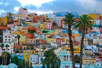 Vista de muchas casas de llamativos colores construidas, casi apiladas, sobre la ladera de una colina