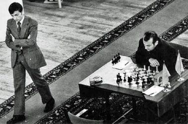 Karpov paseando mientras espera a que Korchnoi realice su movimiento