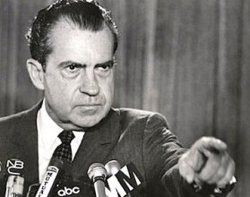 Richard Nixon en pleno discurso