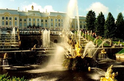Vista del palacio con varias fuentes espectaculares