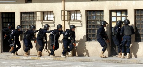 Varios policias forzando una puerta