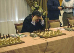 Vassily Ivanchuk analiza la posicin inicial en solitario