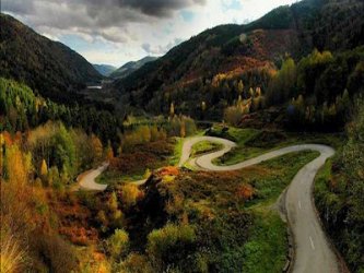 Fotografa de una carretera de montaa sinuosa 