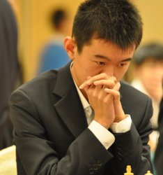 Ding Liren meditando una jugada