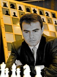 Foto en blanco y negro de Mamedyarov, meditando ante el tablero