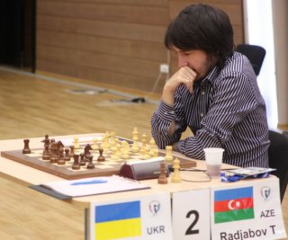 Teimour Radjabov, con barba, meditando una jugada