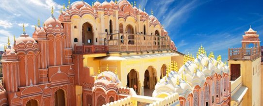 Edificio de India con muchas cupulas y colorido