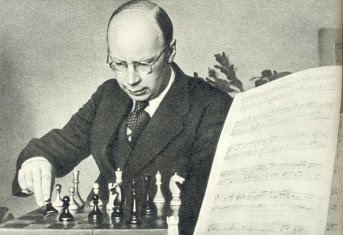 Sergey Prokofiev ante el tablero. A su derecha, en primer plano, una partitura de msica