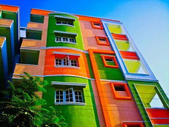 Dibujo de un edificio de mltiples colores
