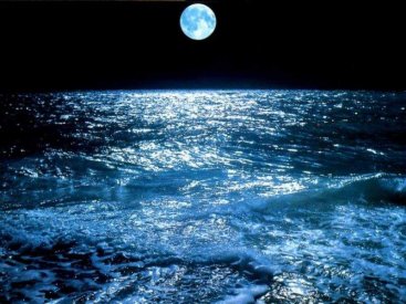 La luna en el mar